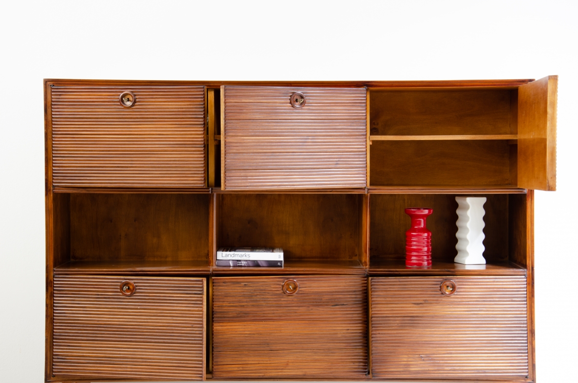 Paolo Buffa, mobile in legno chiaro con fronte grissinato, sei ante e vani a giorno, 1940ca. Bibl.R.Rizzi, I mobili di Paolo Buffa, p 16.