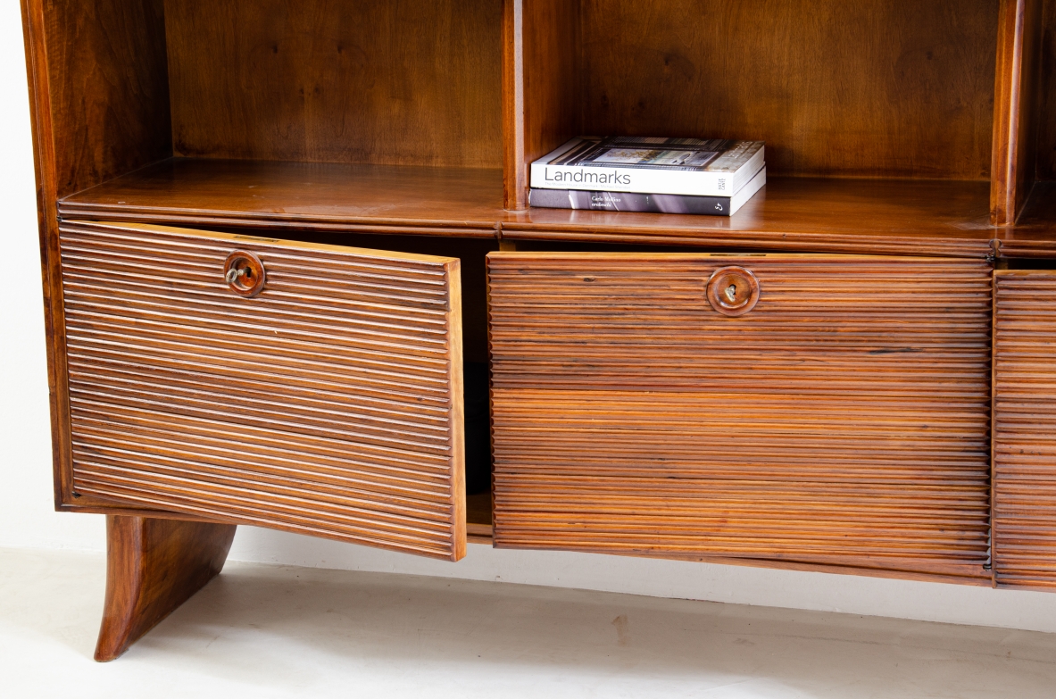 Paolo Buffa, mobile in legno chiaro con fronte grissinato, sei ante e vani a giorno, 1940ca. Bibl.R.Rizzi, I mobili di Paolo Buffa, p 16.