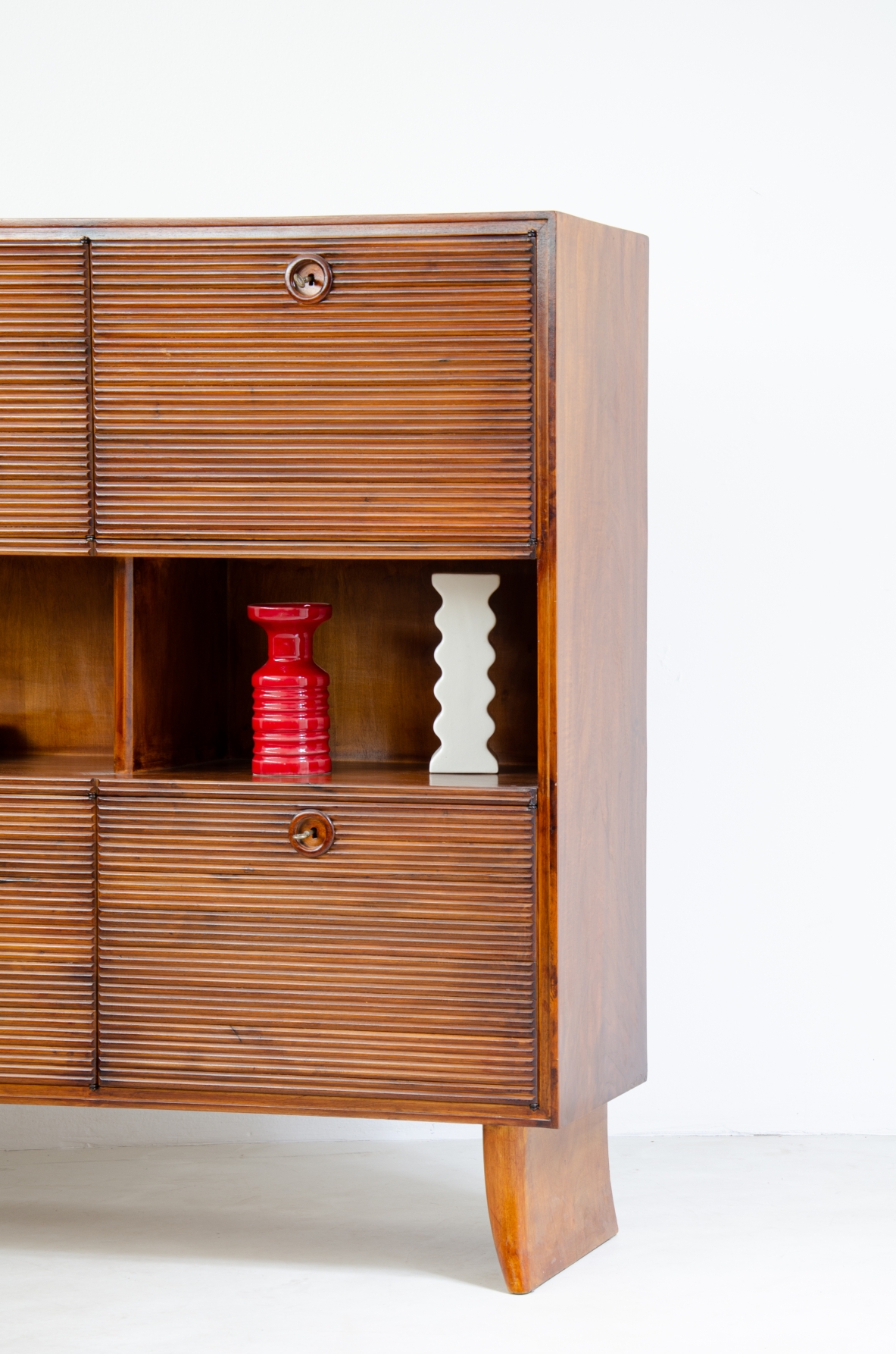 Paolo Buffa, mobile in legno chiaro con fronte grissinato, sei ante e vani a giorno, 1940ca. Bibl.R.Rizzi, I mobili di Paolo Buffa, p 16.