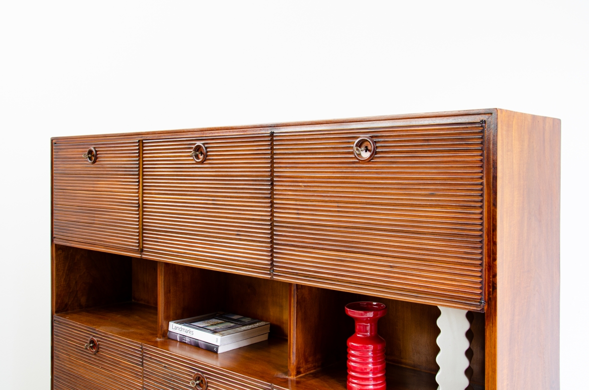 Paolo Buffa, mobile in legno chiaro con fronte grissinato, sei ante e vani a giorno, 1940ca. Bibl.R.Rizzi, I mobili di Paolo Buffa, p 16.