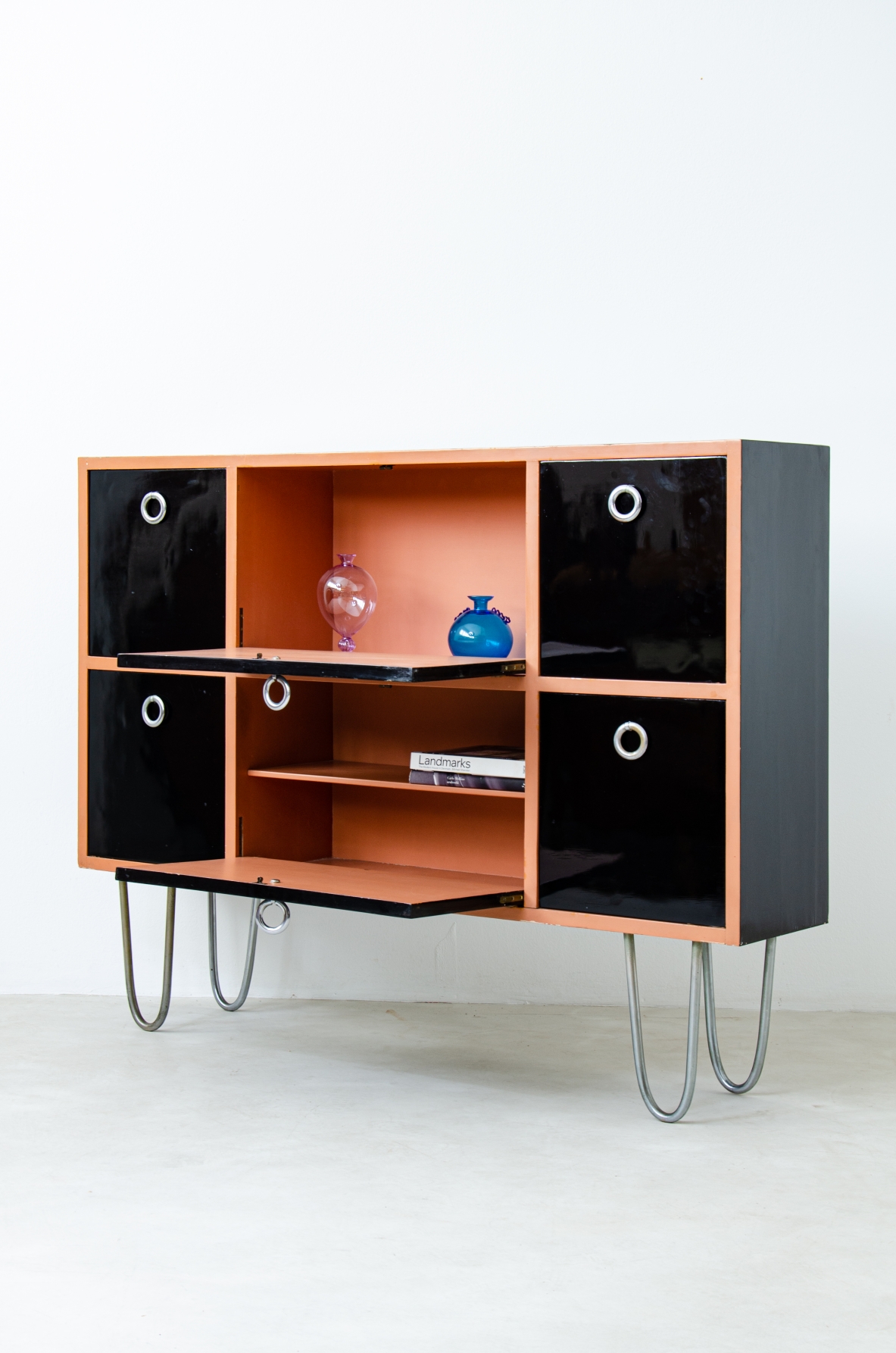 Guglielmo Ulrich. Very elegant bar cabinet in lacquered wood. Italian manufacture, Milan, 1934