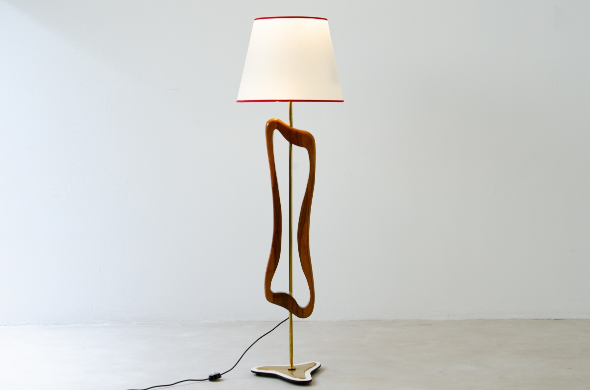 Rara lampada/scultura da terra in ottone e legno sagomato con cappello in pergamena. Manifattura italiana, 1950ca. Rara lampada/scultura da terra in ottone e legno sagomato con cappello in pergamena. Manifattura italiana, 1950ca.