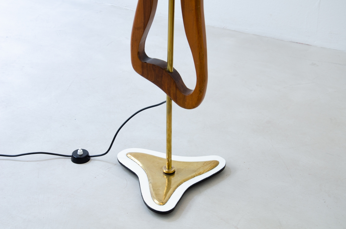 Rara lampada/scultura da terra in ottone e legno sagomato con cappello in pergamena. Manifattura italiana, 1950ca. Rara lampada/scultura da terra in ottone e legno sagomato con cappello in pergamena. Manifattura italiana, 1950ca.