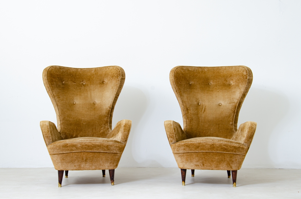 Coppia di eleganti poltrone in legno imbottito con schienale alto. Manifattura italiana, 1950ca.