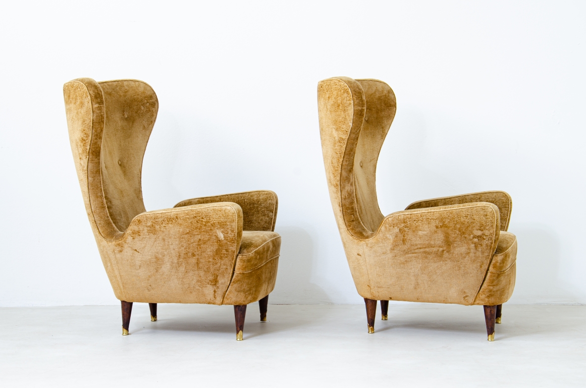 Gianni Saibene Coppia di eleganti poltrone in legno imbottito con schienale alto. Manifattura italiana, 1950ca.