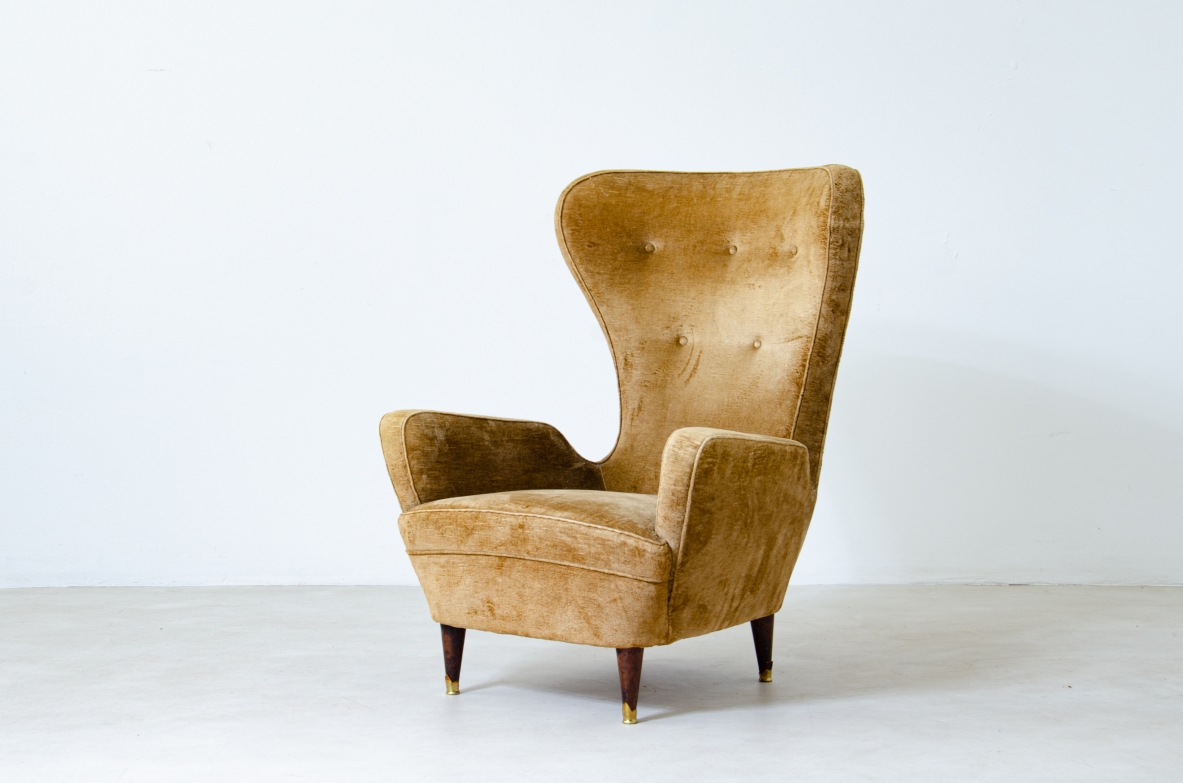 Coppia di eleganti poltrone in legno imbottito con schienale alto. Manifattura italiana, 1950ca.