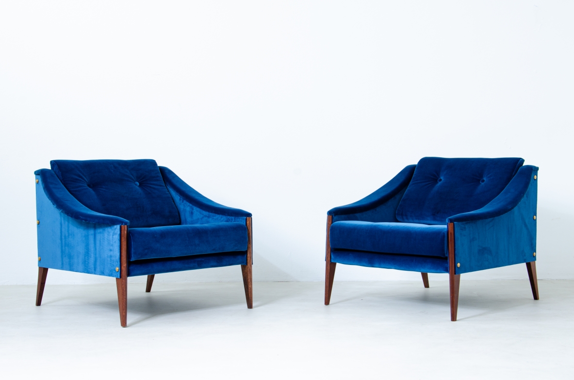 Giò Ponti. Pair of Dezza model 24 armchairs with velvet upholstery. Manufactured by Poltrona Frau, 1965.