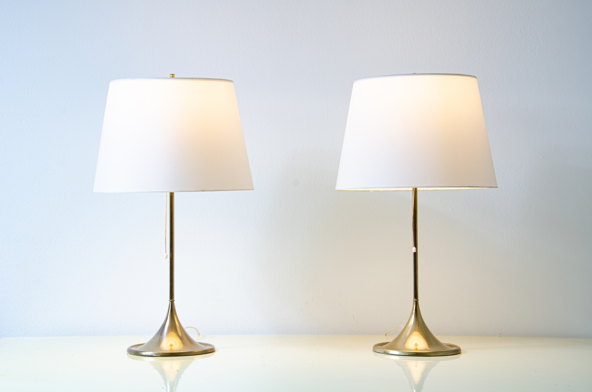 Coppia di lampade da tavolo in ottone con paralume in seta avorio.  Produzione Bergboms, Svezia anni '60. Coppia di lampade da tavolo in ottone con paralume in seta avorio.  Produzione Bergboms, Svezia anni '60.