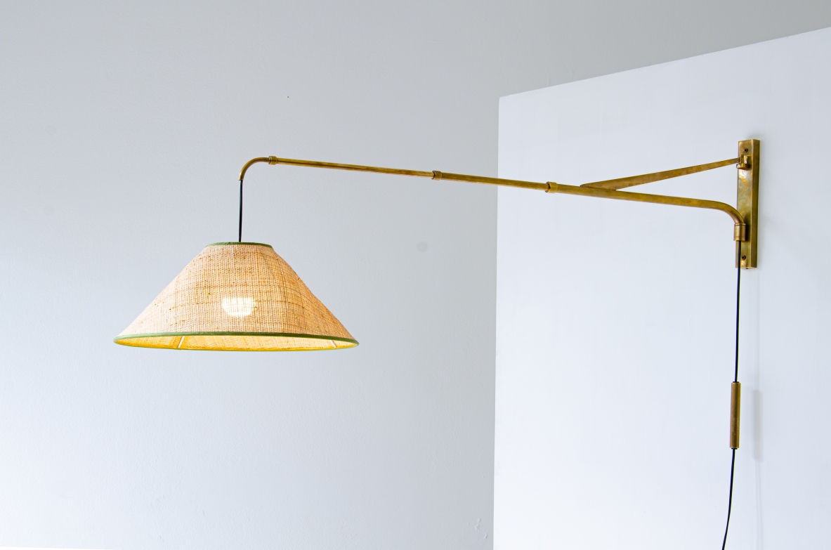 Lampada telescopica in ottone con cappello in paglia intrecciata e contrappeso. Manifattura italiana 1930/1950 Lampada telescopica in ottone con cappello in paglia intrecciata e contrappeso. Manifattura italiana 1930/1950