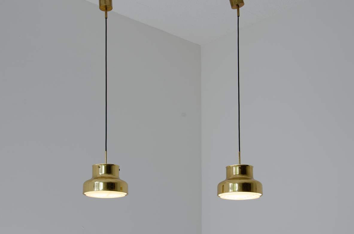 Coppia di lampadari in ottone disegnati da Anders Pehrson per Atelje. Svezia 1970ca Coppia di lampadari in ottone disegnati da Anders Pehrson per Atelje. Svezia 1970ca