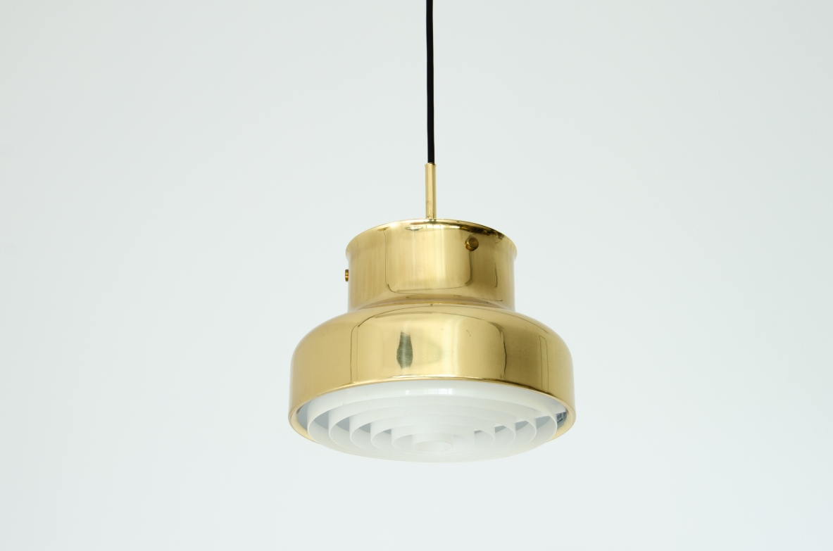 Coppia di lampadari in ottone disegnati da Anders Pehrson per Atelje. Svezia 1970ca Coppia di lampadari in ottone disegnati da Anders Pehrson per Atelje. Svezia 1970ca