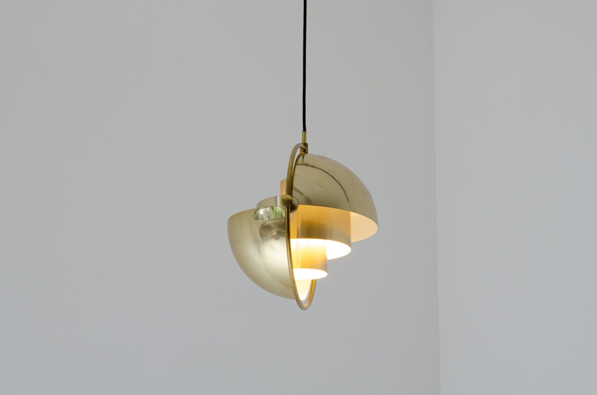 Louis Weisdorf. Lampadario Multi-Lite in ottone con due paralumi rotanti. Prodotta da Lyfa, Danimarca, 1974 Louis Weisdorf. Lampadario Multi-Lite in ottone con due paralumi rotanti. Prodotta da Lyfa, Danimarca, 1974