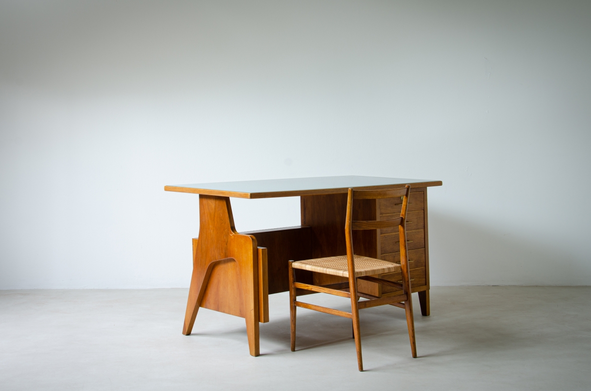 Scrivania in rovere con struttura in legno cannettato e piano in vetro opaline verde. Scuola di torino, 1950ca.