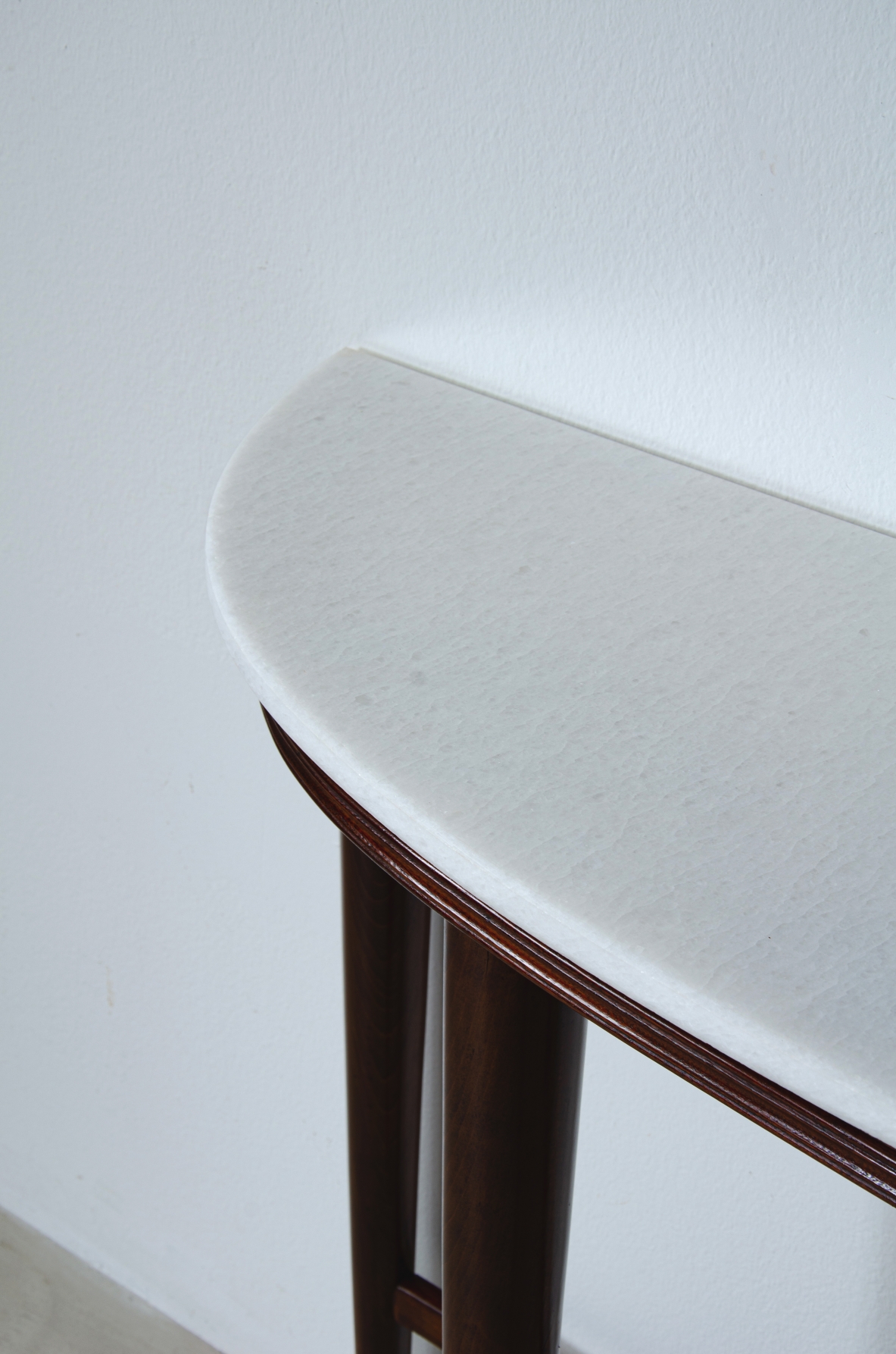 Paolo Buffa. Mahogany console with crystalline marble. Italian manufacture, 1940's