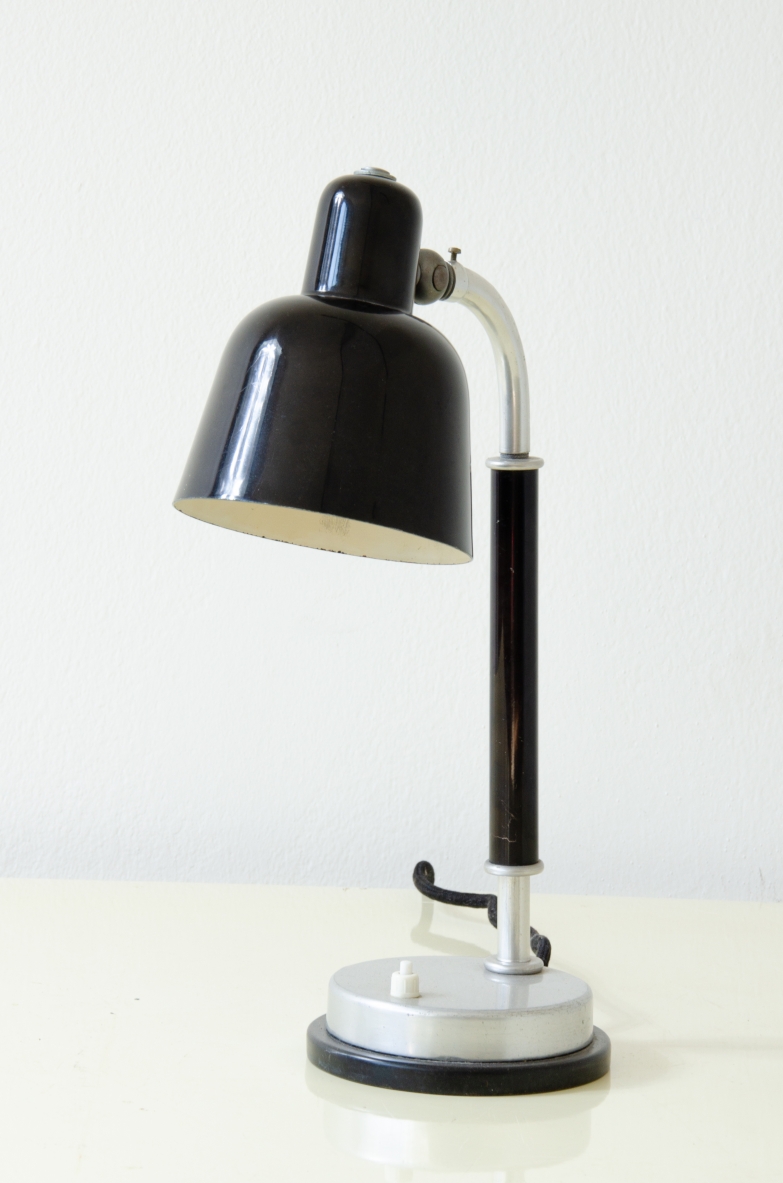 Lampada da tavolo in metallo con base in ardesia. Manifattura italiana anni 40.