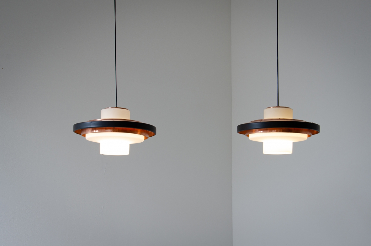 Coppia di lampadari in vetro opaline e disco in rame. Stilnovo, 1960ca. Coppia di lampadari in vetro opaline e disco in rame. Stilnovo, 1960ca.