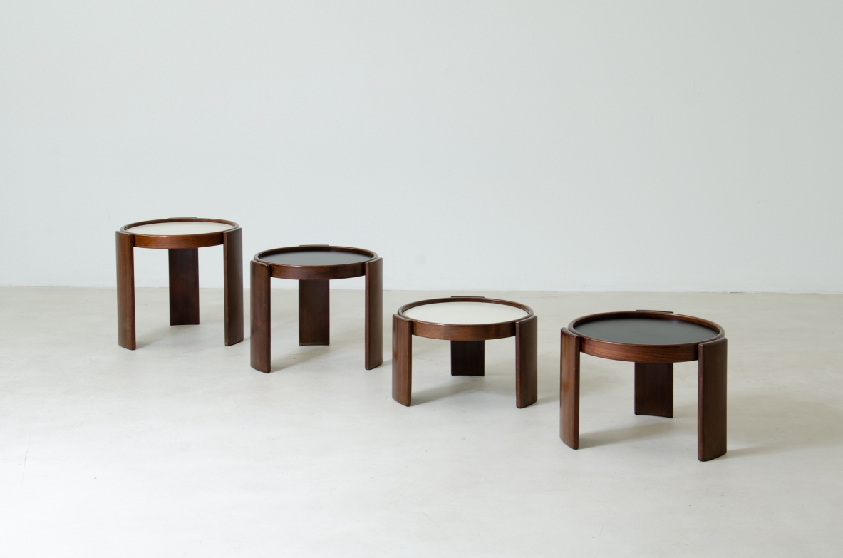 Gianfranco Frattini. Set di 4 tavolini componibili, Cassina, 1966