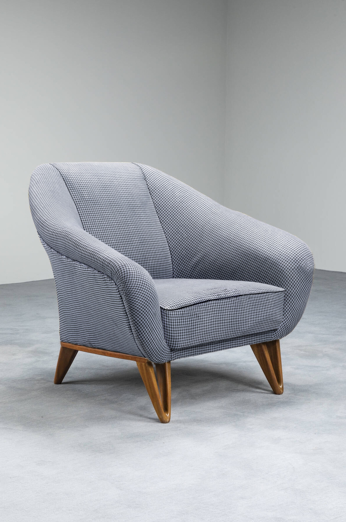 Armchair upholstered in fabric with 4 legs in curved wood. Italian manufacture, 1950's