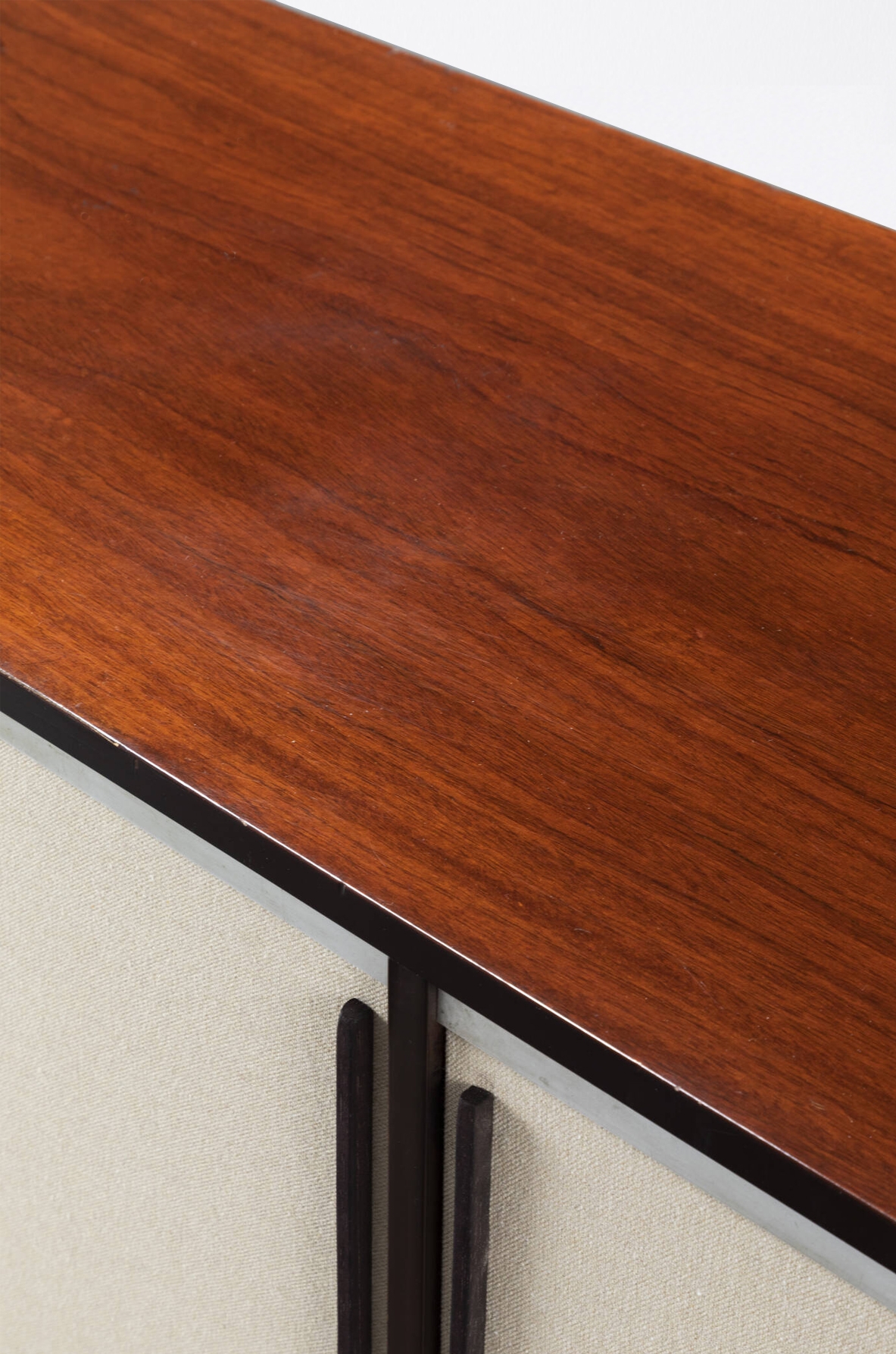 Mobile contenitore in legno con ante scorrevoli rivestite in tessuto. Manifattura italiana, 1960ca