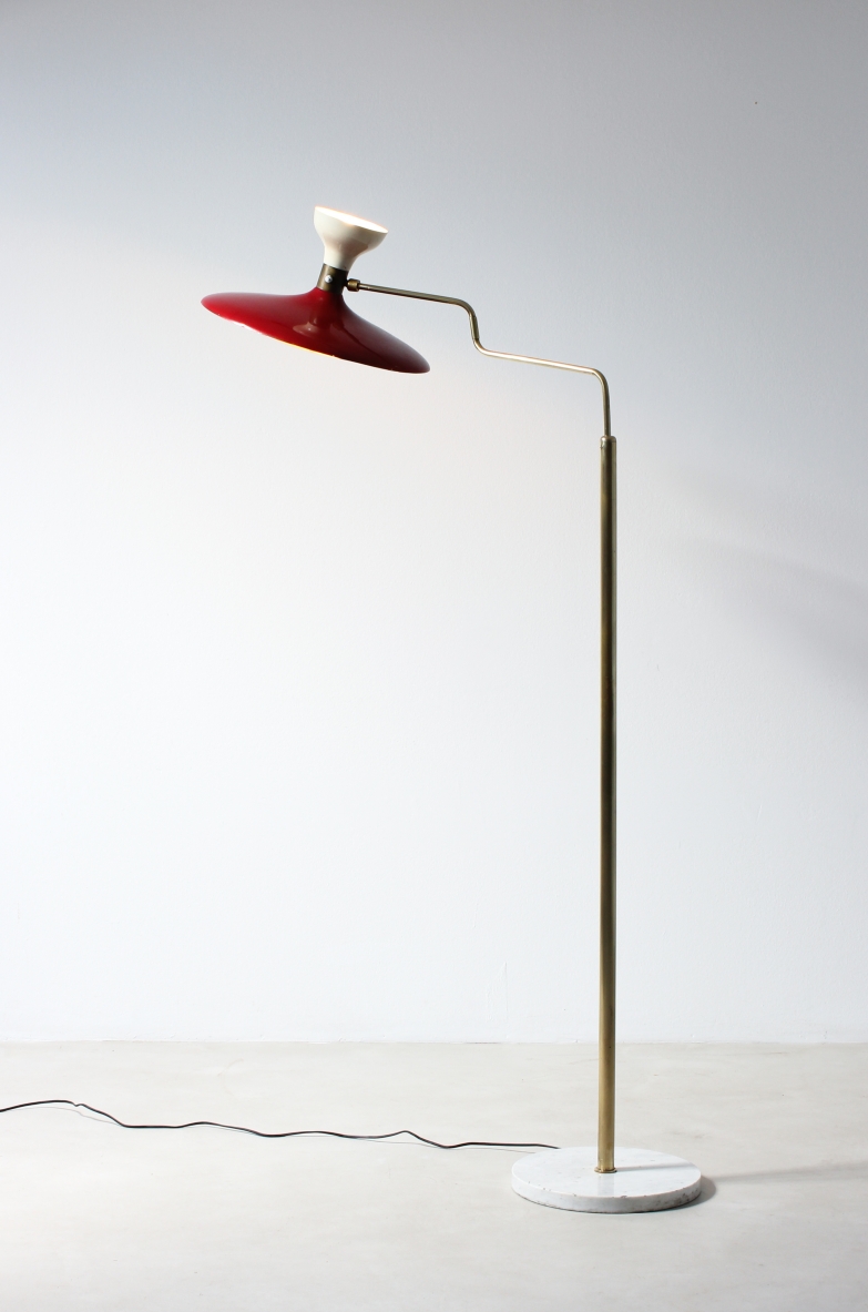 Lampada da terra a due luci in metallo smaltato, fusto in ottone e base in marmo. Manifattura italiana, 1950ca.