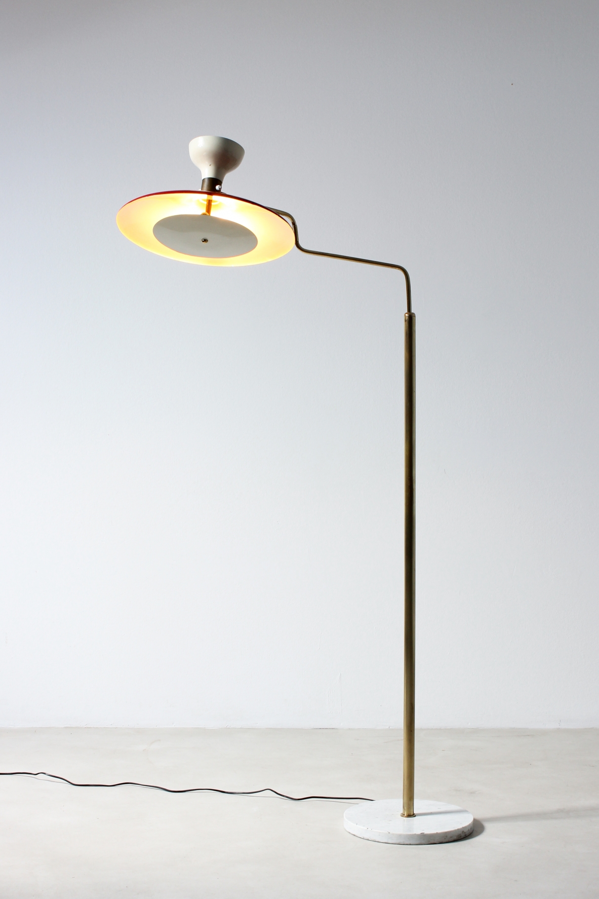 Lampada da terra a due luci in metallo smaltato, fusto in ottone e base in marmo. Manifattura italiana, 1950ca. Lampada da terra a due luci in metallo smaltato, fusto in ottone e base in marmo. Manifattura italiana, 1950ca.
