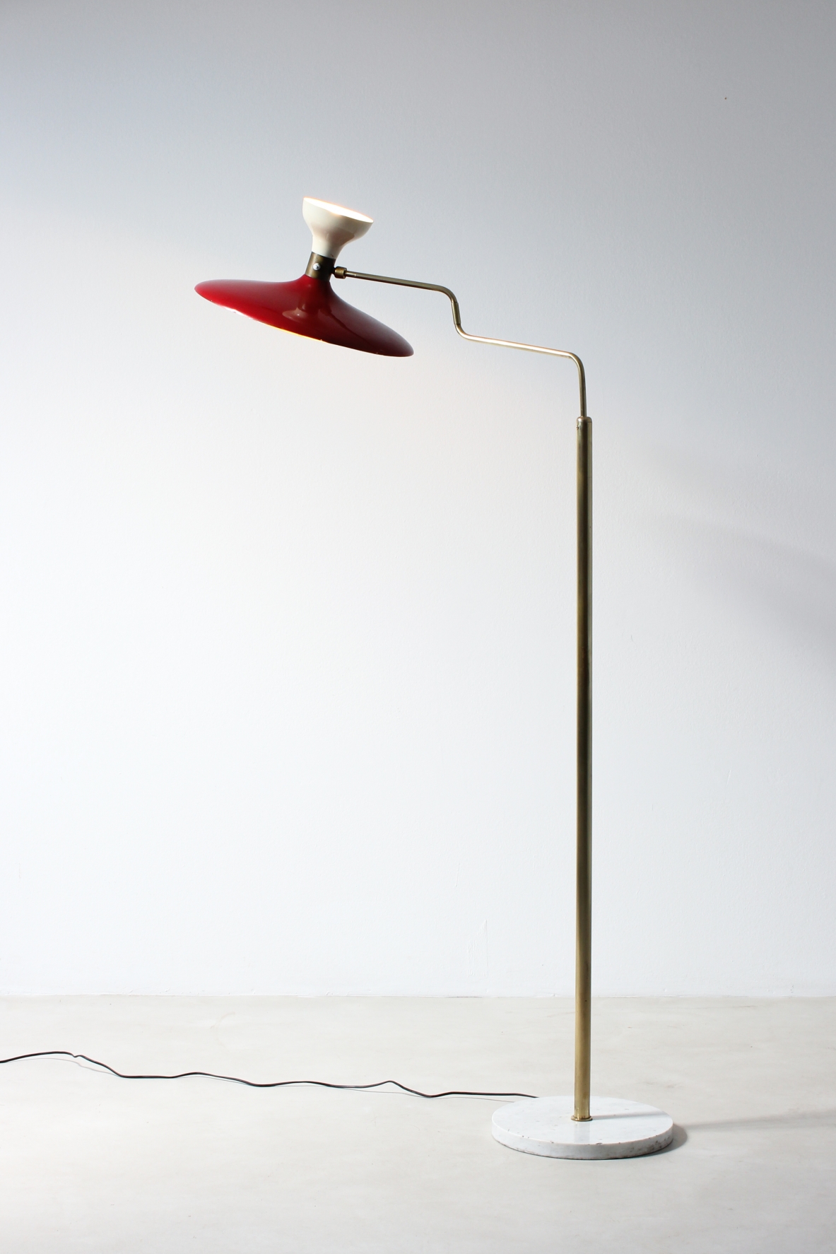 Lampada da terra a due luci in metallo smaltato, fusto in ottone e base in marmo. Manifattura italiana, 1950ca. Lampada da terra a due luci in metallo smaltato, fusto in ottone e base in marmo. Manifattura italiana, 1950ca.