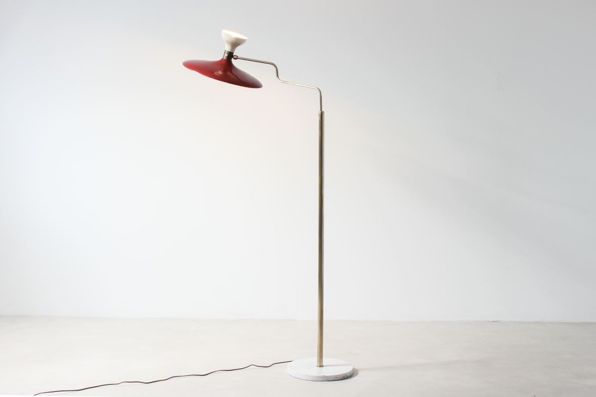 Gilardi e Barzaghi Lampada da terra a due luci in metallo smaltato, fusto in ottone e base in marmo. Manifattura italiana, 1950ca. Gilardi e Barzaghi Lampada da terra a due luci in metallo smaltato, fusto in ottone e base in marmo. Manifattura italiana, 1950ca.