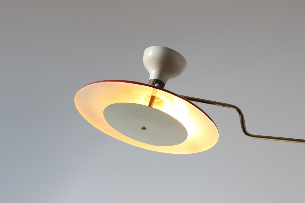Lampada da terra a due luci in metallo smaltato, fusto in ottone e base in marmo. Manifattura italiana, 1950ca. Lampada da terra a due luci in metallo smaltato, fusto in ottone e base in marmo. Manifattura italiana, 1950ca.