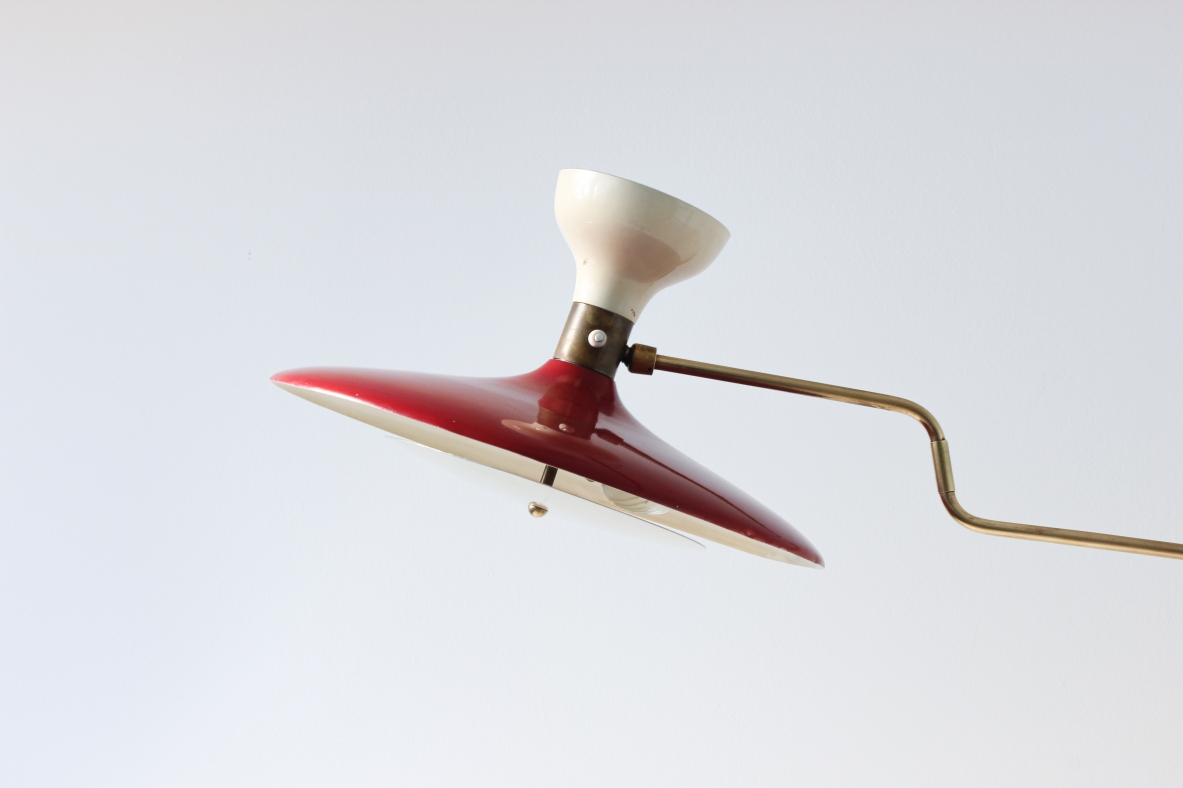Lampada da terra a due luci in metallo smaltato, fusto in ottone e base in marmo. Manifattura italiana, 1950ca. Lampada da terra a due luci in metallo smaltato, fusto in ottone e base in marmo. Manifattura italiana, 1950ca.