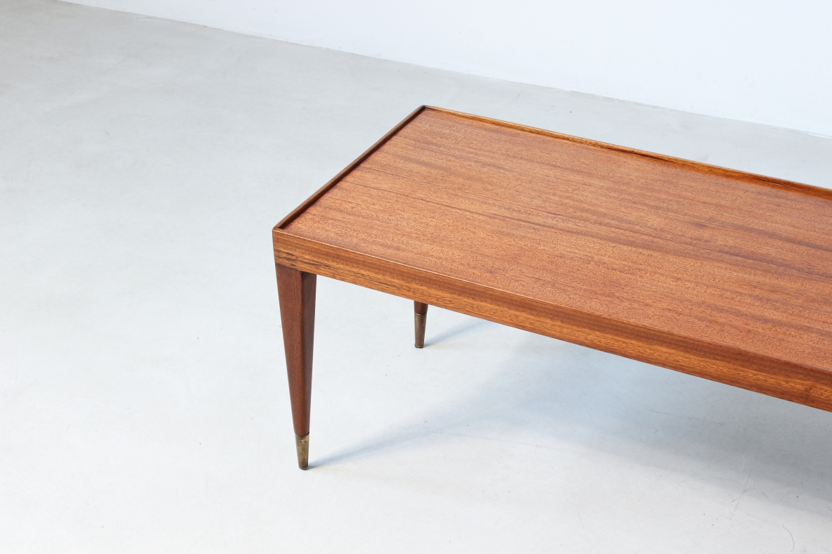 Grande tavolo da centro in legno di teak. Manifattura italiana, 1950ca Grande tavolo da centro in legno di teak. Manifattura italiana, 1950ca