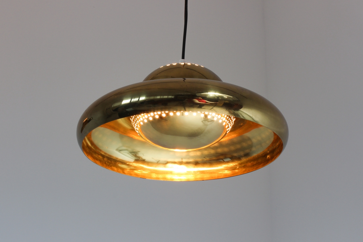 Afra e Tobia Scarpa  Coppia di lampadari in ottone, modello  Fior di Loto.  Produzione Flos, 1960ca. Afra e Tobia Scarpa  Coppia di lampadari in ottone, modello  Fior di Loto.  Produzione Flos, 1960ca.