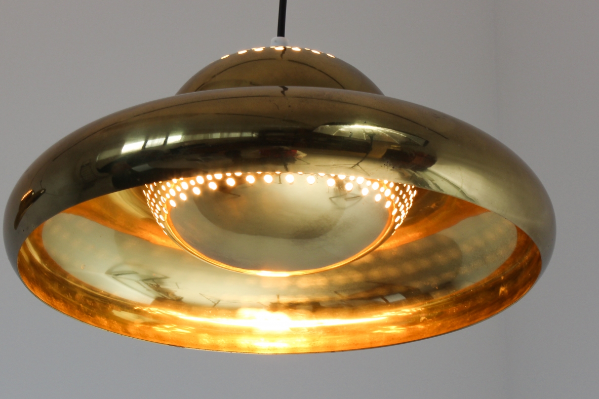 Afra e Tobia Scarpa  Coppia di lampadari in ottone, modello  Fior di Loto.  Produzione Flos, 1960ca. Afra e Tobia Scarpa  Coppia di lampadari in ottone, modello  Fior di Loto.  Produzione Flos, 1960ca.