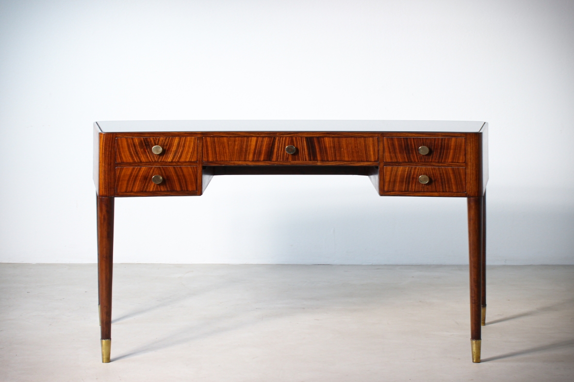 Elegant desk in striped walnut Italian manufacture, around 1940.