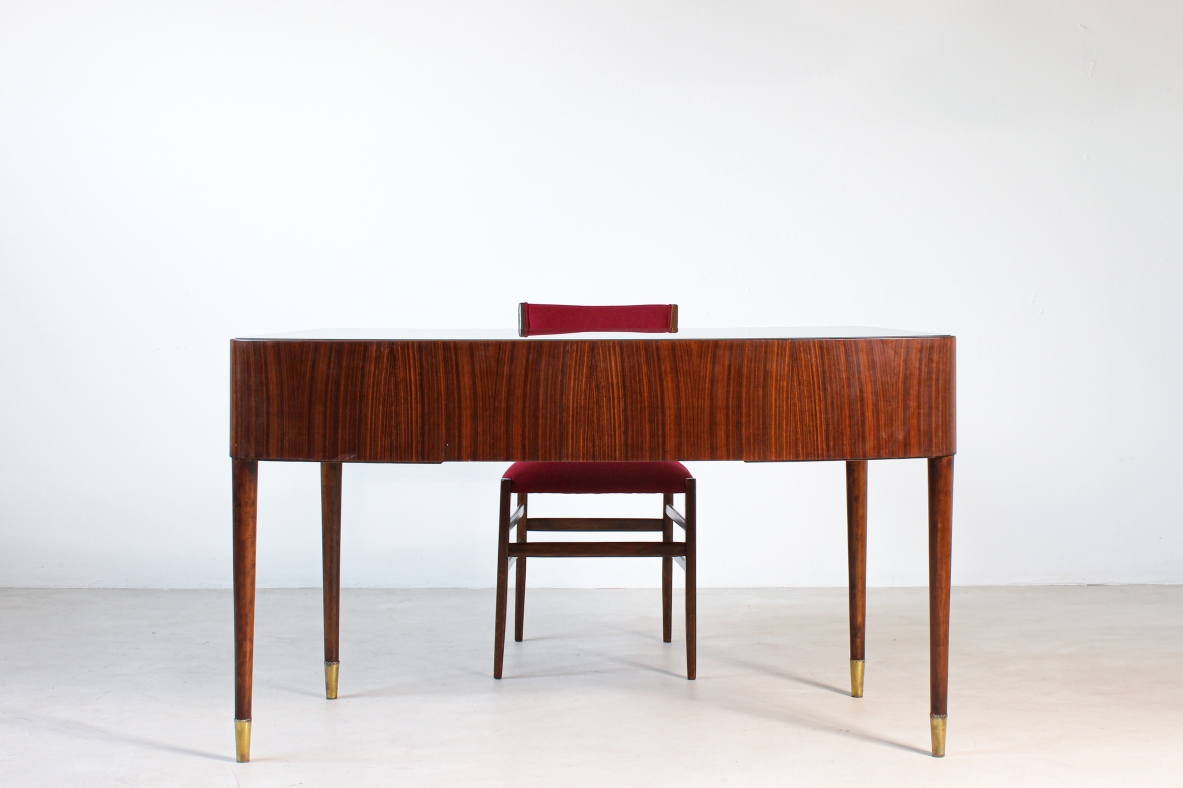 Elegant desk in striped walnut Italian manufacture, around 1940.