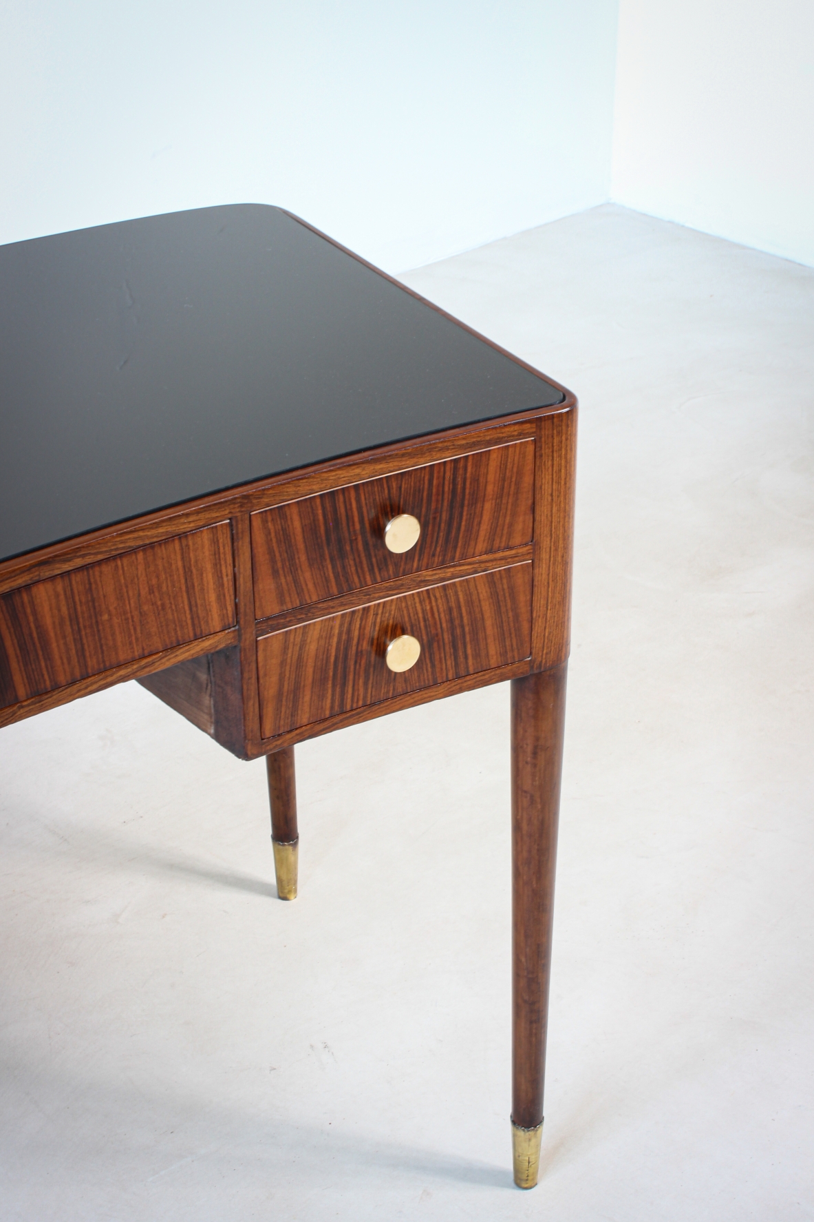 Elegant desk in striped walnut Italian manufacture, around 1940.