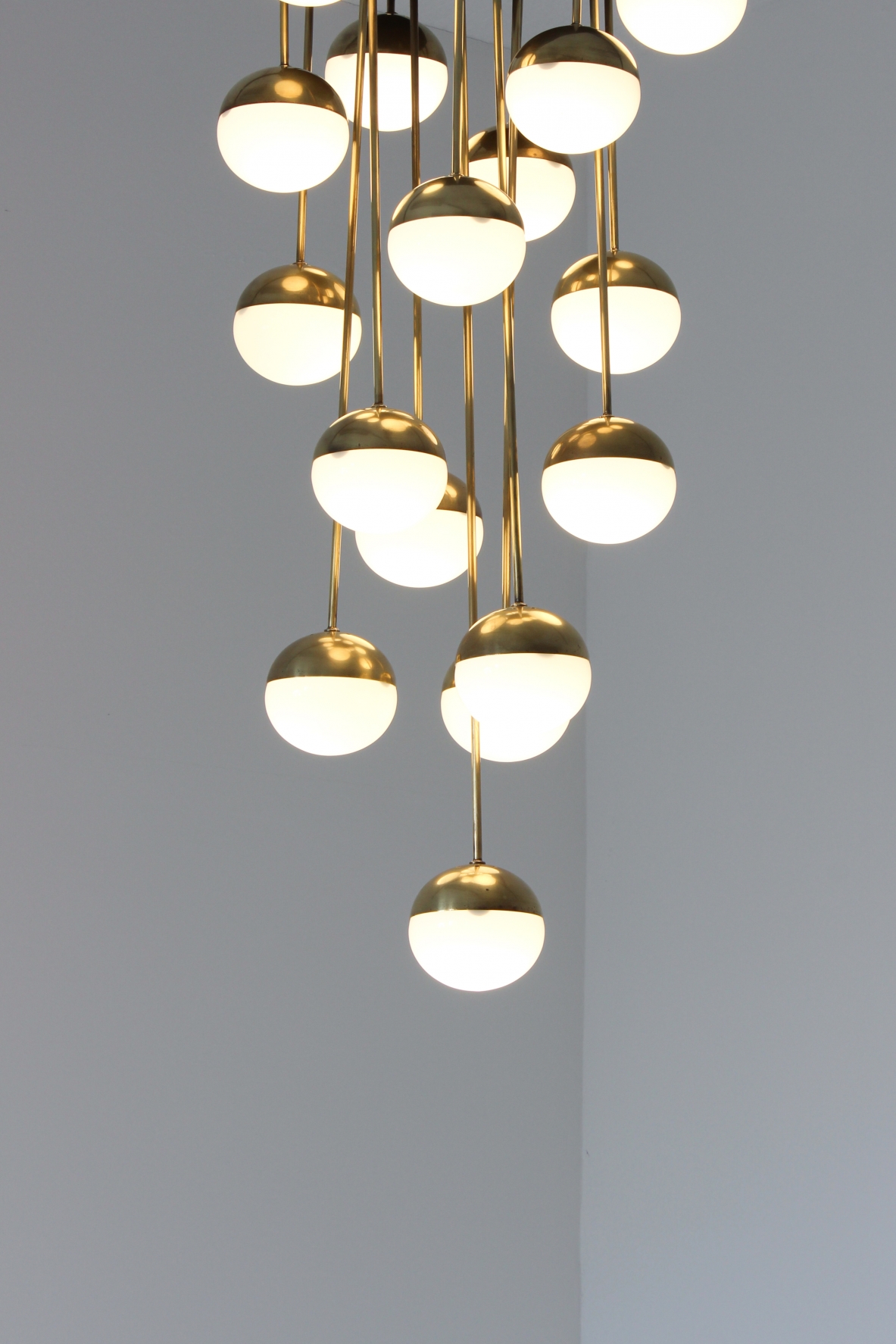 Stilnovo. Grande lampadario a 18 luci con struttura in ottone e vetri opaline. 1960ca. Stilnovo. Grande lampadario a 18 luci con struttura in ottone e vetri opaline. 1960ca.