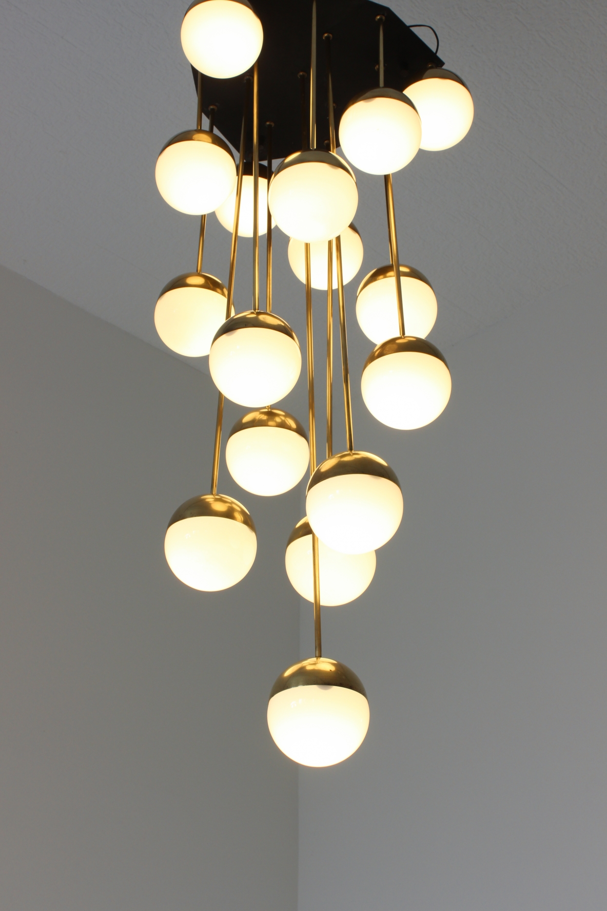 Stilnovo. Grande lampadario a 18 luci con struttura in ottone e vetri opaline. 1960ca. Stilnovo. Grande lampadario a 18 luci con struttura in ottone e vetri opaline. 1960ca.