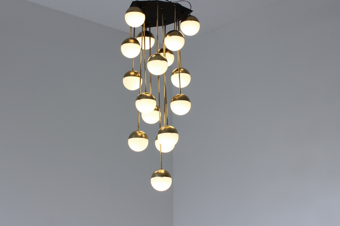 Stilnovo. Grande lampadario a 18 luci con struttura in ottone e vetri opaline. 1960ca. Stilnovo. Grande lampadario a 18 luci con struttura in ottone e vetri opaline. 1960ca.