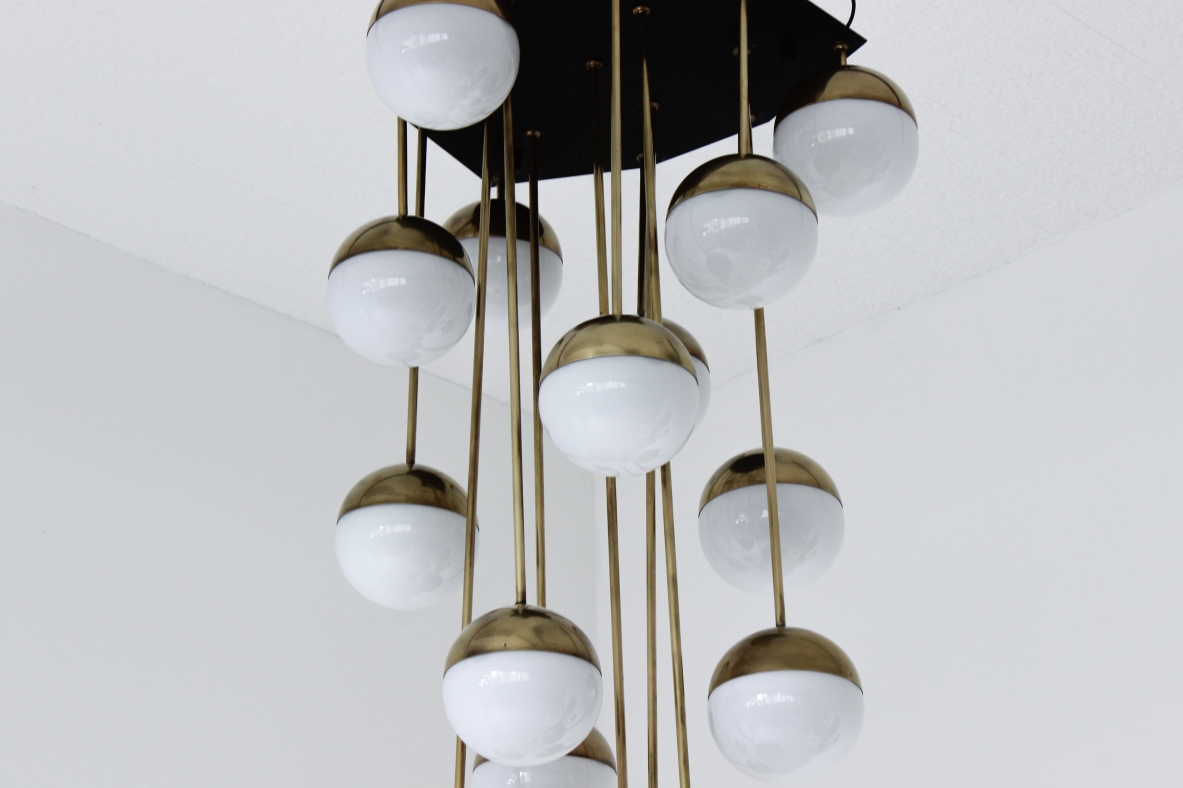 Stilnovo. Grande lampadario a 18 luci con struttura in ottone e vetri opaline. 1960ca. Stilnovo. Grande lampadario a 18 luci con struttura in ottone e vetri opaline. 1960ca.