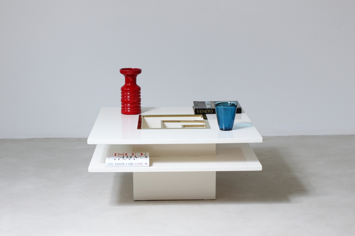 Mario Sabot  Tavolo basso a due ripiani in legno laccato con vano centrale sagomato in ottone.  Produzione Sabot, Italia, 1970ca. Mario Sabot  Tavolo basso a due ripiani in legno laccato con vano centrale sagomato in ottone.  Produzione Sabot, Italia, 1970ca.