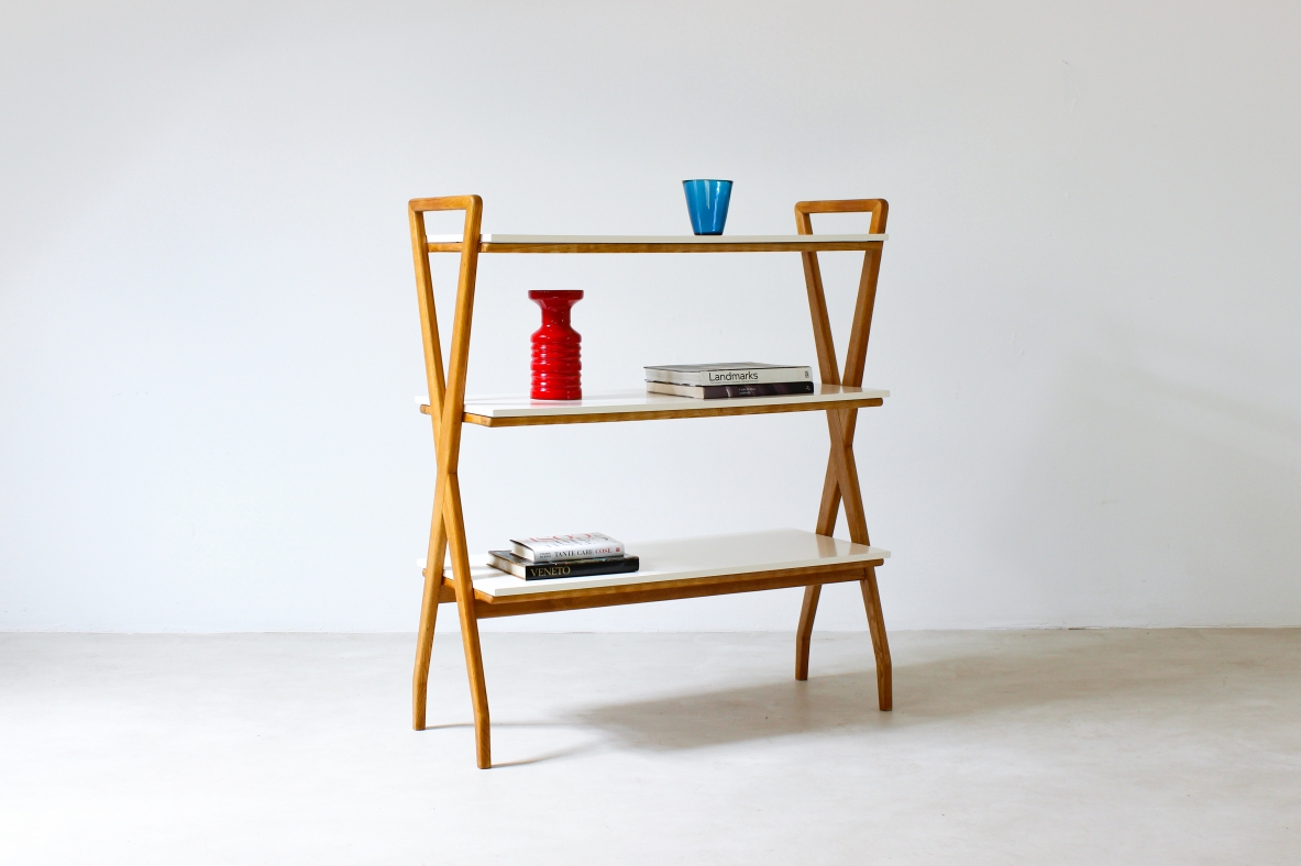 Étagère in blond oak and shelves in lacquered wood. Italian manufacture, 1950's.