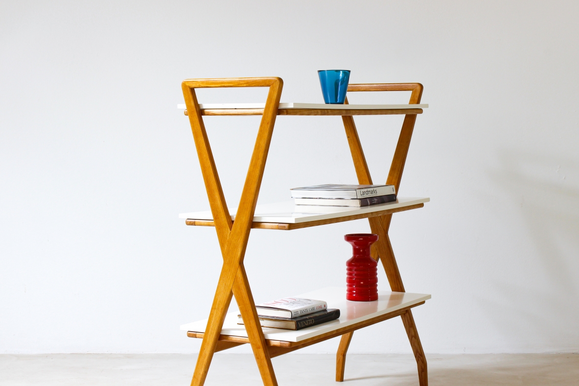 Étagère in blond oak and shelves in lacquered wood. Italian manufacture, 1950's.
