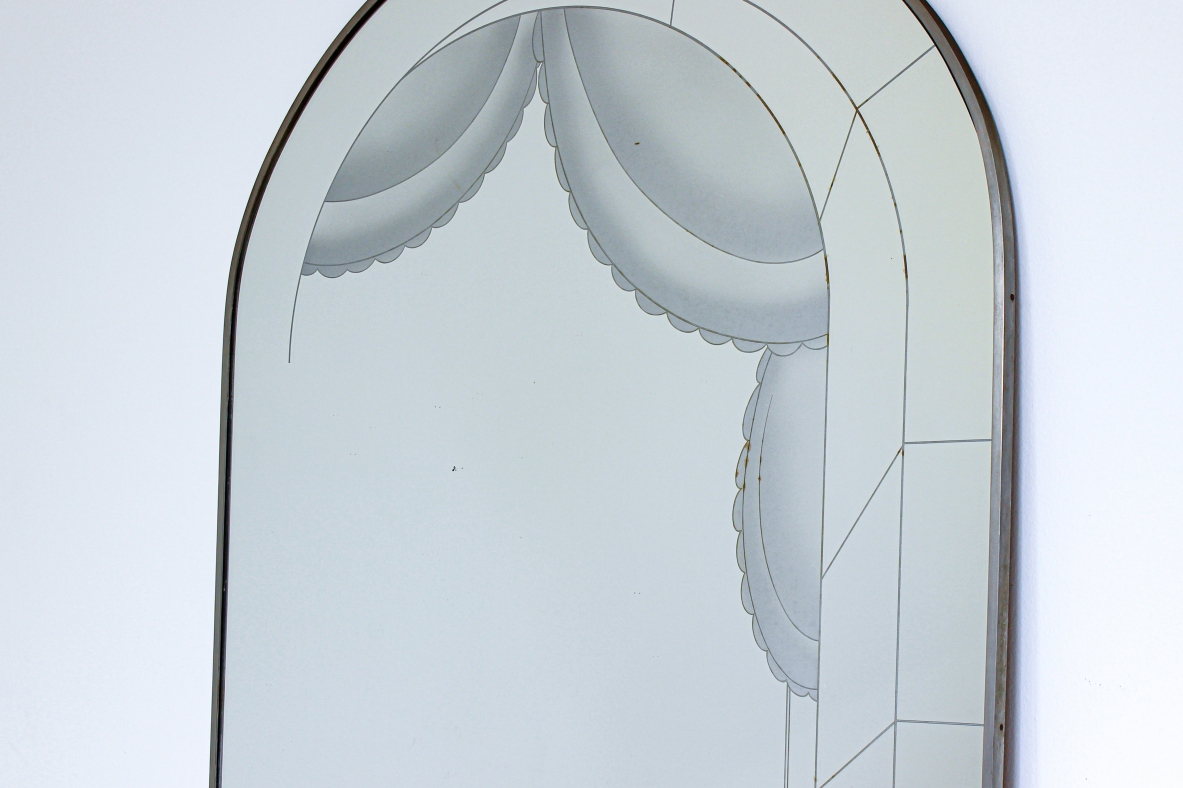 Grande specchiera ad arco con disegno architettonico. Manifattura italiana 1940ca. Grande specchiera ad arco con disegno architettonico. Manifattura italiana 1940ca.