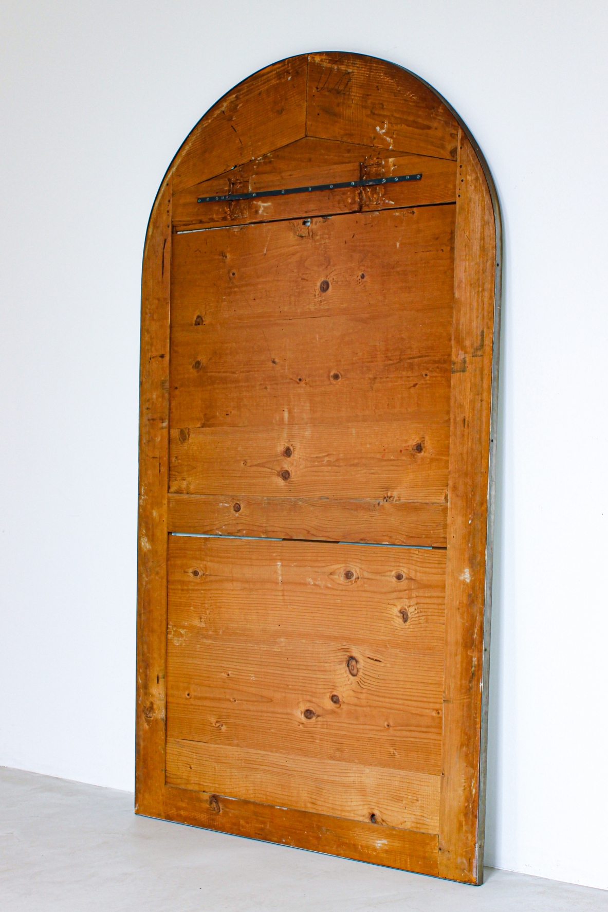 Grande specchiera ad arco con disegno architettonico. Manifattura italiana 1940ca. Grande specchiera ad arco con disegno architettonico. Manifattura italiana 1940ca.