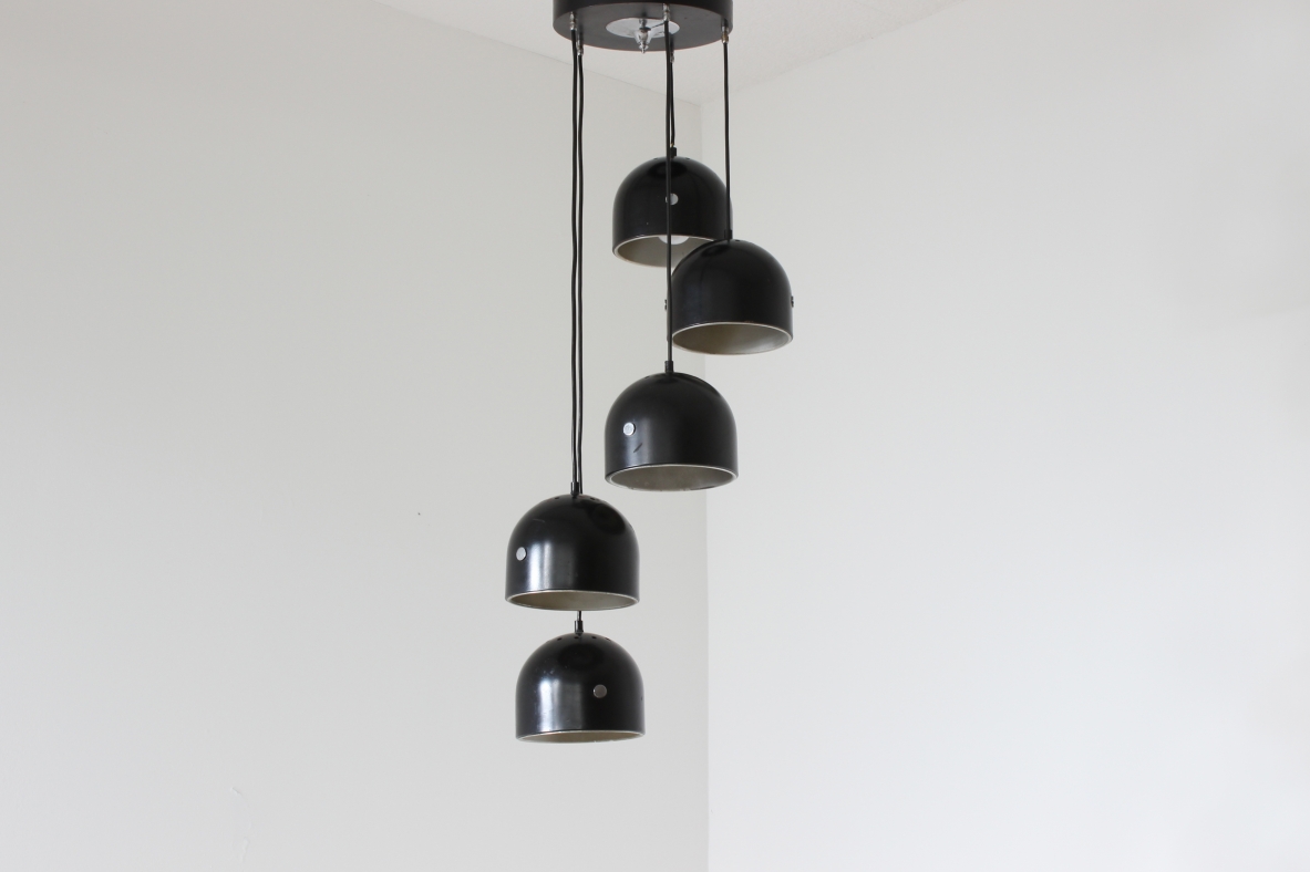 Lampadario a 5 luci con semisfere in metallo laccato.  Manifattura italiana 1960ca. Lampadario a 5 luci con semisfere in metallo laccato.  Manifattura italiana 1960ca.
