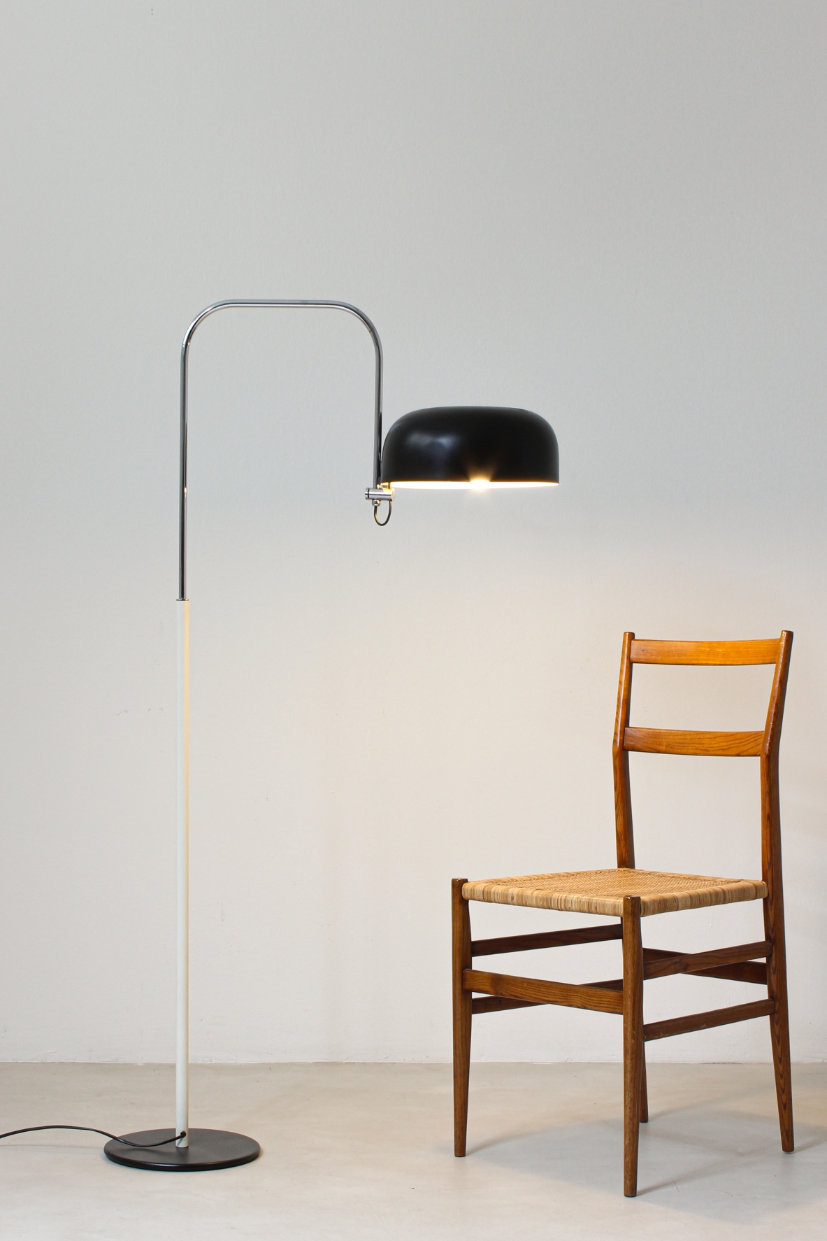 Lampada da lettura in metallo laccato bianco e nero con stelo curvato in metallo cromato. Lampada da lettura in metallo laccato bianco e nero con stelo curvato in metallo cromato.