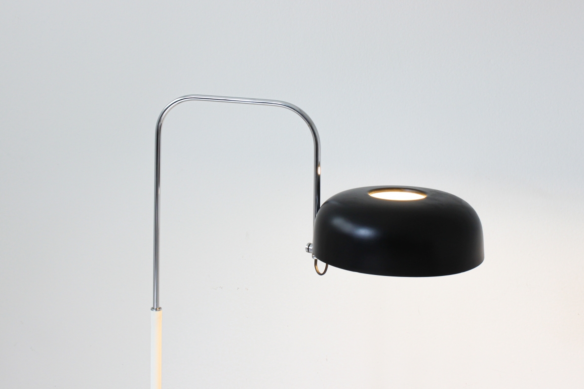 Lampada da lettura in metallo laccato bianco e nero con stelo curvato in metallo cromato. Lampada da lettura in metallo laccato bianco e nero con stelo curvato in metallo cromato.