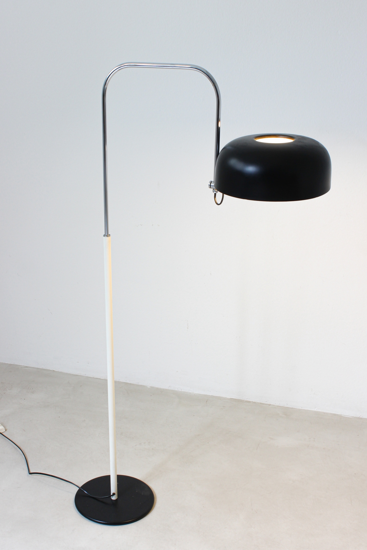 Lampada da lettura in metallo laccato bianco e nero con stelo curvato in metallo cromato. Lampada da lettura in metallo laccato bianco e nero con stelo curvato in metallo cromato.