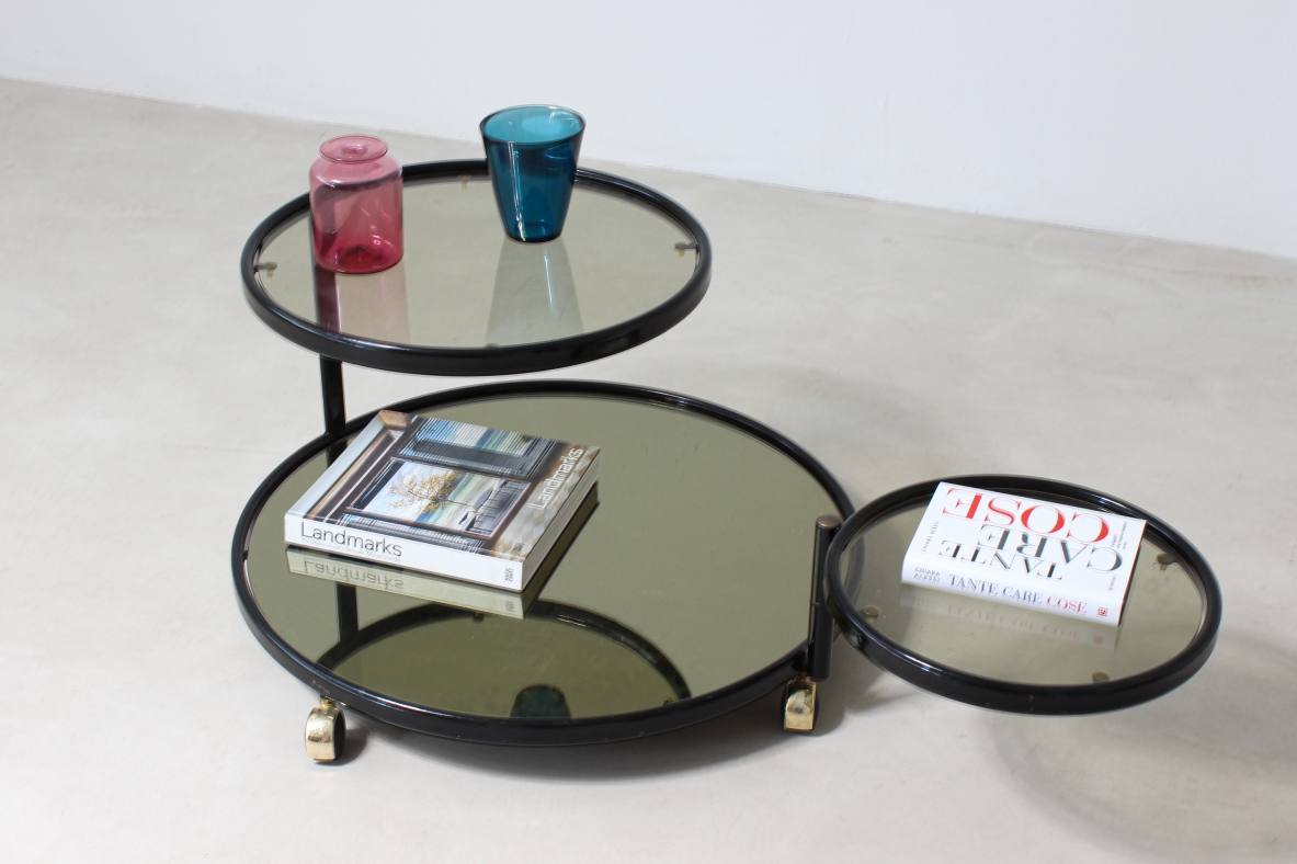 Tavolino in metallo laccato con piano specchiato e ripiani in vetro snodabili  Manifattura italiana, 1970ca. Tavolino in metallo laccato con piano specchiato e ripiani in vetro snodabili  Manifattura italiana, 1970ca.