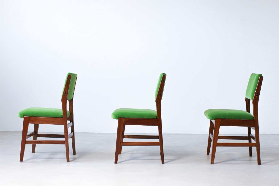 Sei sedie con struttura in legno e seduta e schienale in tessuto imbottito.  Attribuzione Gio Ponti anni 50.